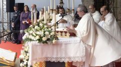 Villegas (de barba, en el centro), en la misa de la Barca celebrada este domingo en Muxía