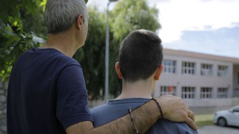 El menor,con su padre, frente al colegio Valle-Incln de Oleiros