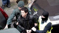 Unos guardias civiles llevan detenido a Jon Enparantza en Bilbao