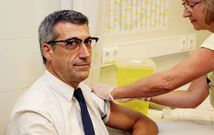 Luis Verde, gerente de la Xerencia de Xesti�n Integrada de Santiago, se vacun� ayer.