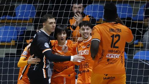 Raid, Starna (que causa baja), Charly, Izan y Bingyoba celebran el gol del vigu�s al Legan�s.
