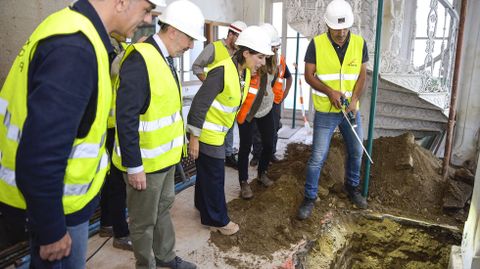 Los técnicos le explican a la conselleira de Economía e Industria, María Jesús Lorenzana, las catas en el pazo de Lourizán
