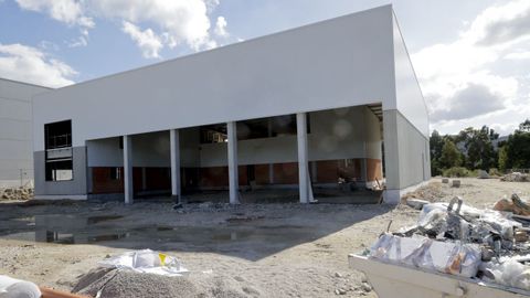Las obras en la parcela comenzaron el pasado mes de abril y la estructura de la nave del nuevo parque de bomberos está ya finalizada.