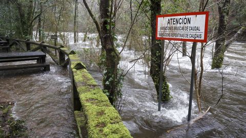 La crecida del r�o Eume, en el parque natural, alcanz� zonas recreativas