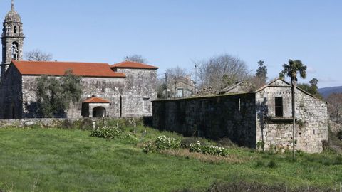 Las ruinas de la antigua casa rectoral de Carracedo, en Caldas, que se quiere convertir en un albergue para peregrinos