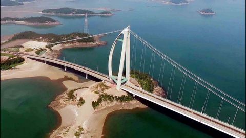 Dandeugn, Corea del Sur. Premiado por el dise�o de su pil�n en forma de D de 105 metros
