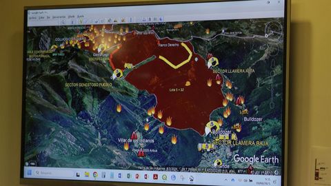 Un monitor muestra el incendio de la zona de Generoso (Asturias), durante la reuni�n que el presidente del Principado, Adri�n Barb�n, ha mantenido con los cuerpos que hacen seguimiento de los incendios forestales en la provincia