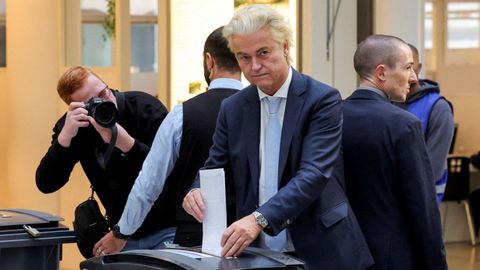 El ultra Geert Wilders vota durante las elecciones generales del pasado mircoles