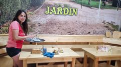 Elena Dom�nguez recogiendo las mesas del bar Jard�n vestida para salir a entrenar.