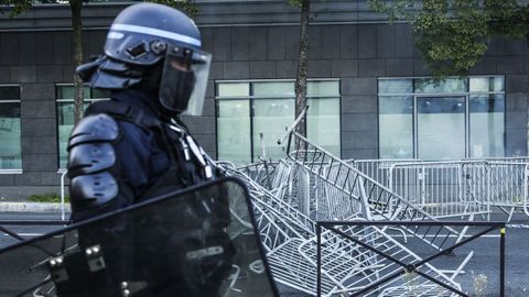 Un policía francés en una zona vallada en los accesos a la ciudad