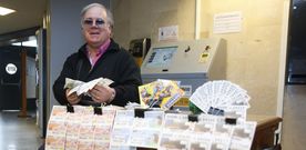 Jos� Manuel Magari�os, en su puesto de Montecelo, donde adem�s de vender ejerce de aut�ntico servicio de informaci�n. 