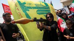 Una partidaria de Hezbol� con un lanzamisiles en Teher�n.