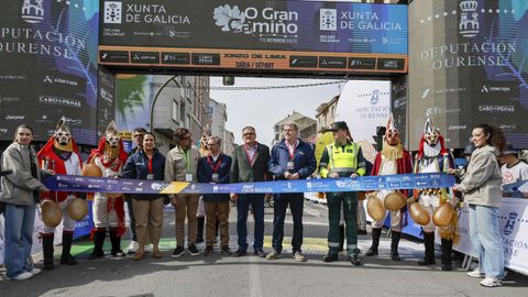 Los representantes institucionales acompa�adas de las pantallas de Xinzo en la inauguraci�n de la etapa de O Gran Cami�o