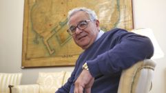 Leopoldo Moure, este jueves, en su lugar favorito del Concello, frente al mapa m�s antiguo de Ferrol.