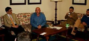 El periodista Nacho Mir�s cont� a los residentes en el colegio mayor A Estila su lucha contra el c�ncer.