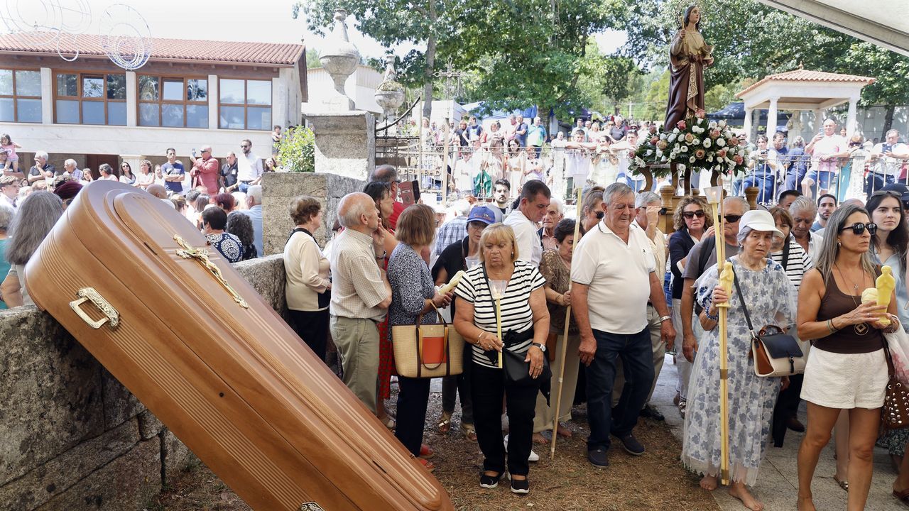 El cura de Ribarteme gana y no hay ataúdes en la procesión: «Es una pena, dentro de poco esto morirá»