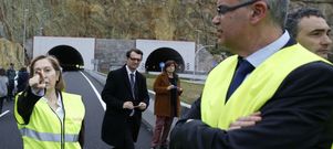 La ministra de Fomento, Ana Pastor (a la izquierda de la imagen) visit� ayer las obras del vial de acceso a Langosteira . 