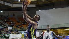 Romaro Gill, de escorzo para anotar una canasta ante Valladolid.