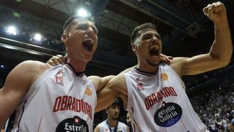 Alex Barcello y Diogo Brito celebran el ascenso sobre la pista de Sar.