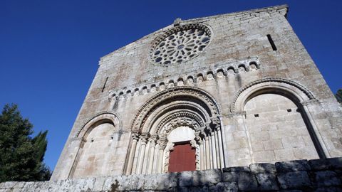 Fachada principal de la iglesia de Santo Estevo de Ribas de Mio, en O Saviao (ruta 1)