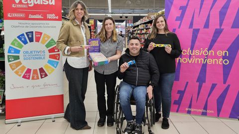 gafas.Carmen Touza (a la izquierda) y �ngel Pl�cido, de la Fundaci�n ENKI, junto a Nerea Quintela, de Vegalsa-Eroski, y Ana Bel�n Fern�ndez, jefa de tienda del Eroski Center de Xux�n, con las gafas solidarias en el establecimiento de A Coru�a