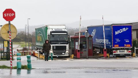Imagen de los accesos, en la ma�ana de ayer, a las instalaciones de Celsa Atlantic en A Laracha.