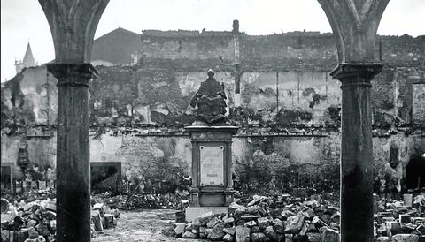 Claustro de la Universidad de Oviedo, destruido durante la revolucin de 1934 y posteriormente reconstruido