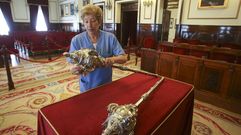 El Ayuntamiento se prepara para la sesi�n de ma�ana. El departamento de Protocolo apura estos d�as las labores para dejar todo a punto para la investidura de ma�ana. En el sal�n de plenos se colocaron ayer las mazas, que presidir�n la sesi�n como s�mbolo del poder municipal