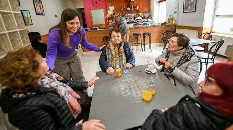 La alcaldesa, de violeta, en el bar del centro social con algunas vecinas. 