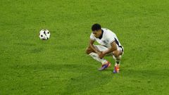 Bellingham, cabizbajo tras el empate sin goles de su selecci�n contra Eslovenia.