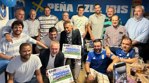Foto de familia con los exjugadores, exentrenadores y el expresidente Manuel Lafuente