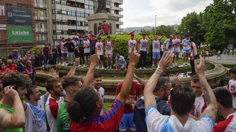 �Celebraste el ascenso de la UD Ourense?.La fiesta comenz� en Meis y se traslad� a la fuente de Concepci�n Arenal