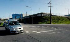 La rotonda de la ITV de Sab�n apenas se ve, por lo que algunos conductores se la saltan.