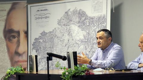Alberto Fortes, en la Casa da Cultura de Portas, donde presentó su libro sobre Domingo Fontán