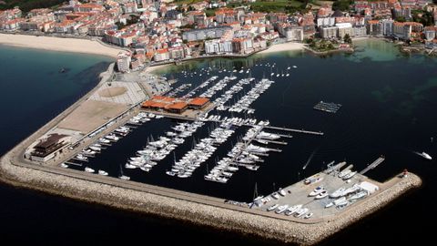 Puerto deportivo de Sanxenxo, a donde se trasladó la embarcación siniestrada en la ría