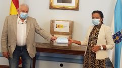 Luis Abelleira, presidente provincial de la Cruz Roja, e Isabel Rodr�guez, subdelegada del Gobierno, en la entrega