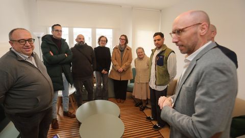 El director general de Familia, Jacobo Rey (a la derecha de la imagen), estuvo en su visita acompa�ado por responsables de la entidad social que gestionar� el centro y del Concello de Burela