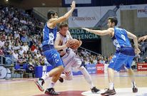 Waczynski fuerza la entrada a canasta, en la anterior visita del Gipuzkoa a Sar. 