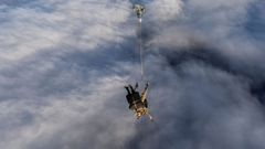 Momento del salto en paraca�das hacia Trist�n de Acu�a
