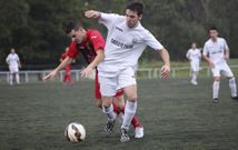 El lateral soneir�n Brais Mouzo aguanta la entrada de un delantero protegiendo el bal�n. 