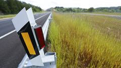REFLECTORES. Este es uno de los sistemas empleados por la Xunta en una carretera de Lugo para que la luz de los coches se refleje hacia los jabal�es y estos se asusten