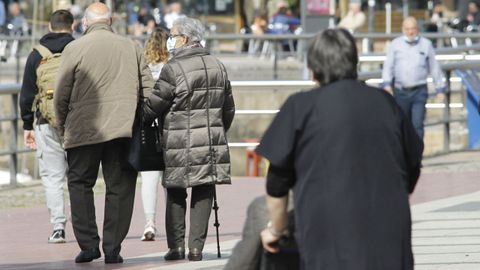 Imagen de archivo de una pareja de mayores paseando por Ferrol