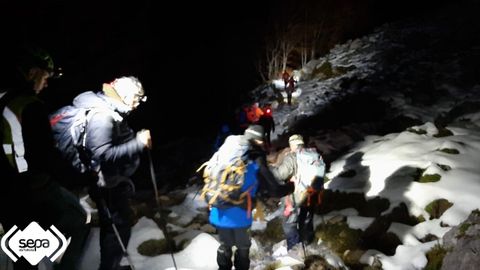 Rescate nocturno en Cabrales, once senderistas desorientados por la nieve bajando a la vega de Urriellu