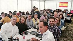 La portavoz del PP en la Junta, Teresa Mallada, con el presidente y portavoz del PP en Cangas del Narcea, Jos� Luis Fontaniella, la diputada nacional Paloma G�zquez, y varios diputados auton�micos, en una comida organizada por el partido.