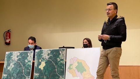 Imagen de archivo el conselleiro do Medio Rural explicando el pol�gono de Crecente