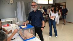 El cabeza de lista de Sumar al Congreso por Asturias, Rafael Cofi�o, vota en las elecciones generales del 23J en el colegio electoral de La Camocha, en Gij�n