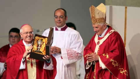 El arzobispo de Santiago, Julin Barrio, y el papa Benedicto XVI durante la misa que Su Santidad ofici en la plaza del Obradoiro.