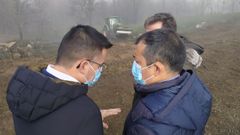 El conselleiro de Medio Rural inspeccionando, junto a varios t�cnicos, los desbroces en Cualedro