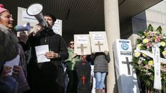 Concentraci�n ante las puertas del Hospital de Ver�n