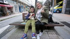 Hugo Couto Lois, con su madre Bel�n Lois, esta martes en Pontevedra despu�s de una cita m�dica